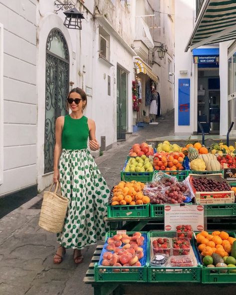 Amalfi Coast: Things to Know - The Style Bungalow Amalfi Coast Outfits, Amalfi Coast Guide, Xl Mode, Coast Outfit, Mode Hippie, Italy Outfits, Summer Dresses For Wedding Guest, Spring Look, The Amalfi Coast