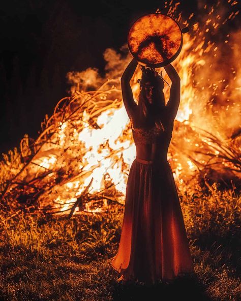 Samhain Rituals & Blessings For Pagan New Year - The Daily Dish Nature, Samhain Altar, Blessed Samhain, Samhain Ritual, Ritual Sacrifice, Pagan Festivals, Celtic Festival, Celtic Traditions, Yoga Studio Design