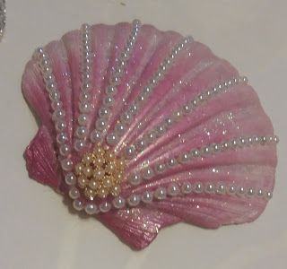 Paper Mermaid Craft, Sea Shells Diy Decor Craft Ideas, Clamshell Crafts, Things To Make With Shells, Decorated Seashells, Sea Shells Crafts, Crafts With Seashells, Scallop Shell Art, Scallop Shell Craft