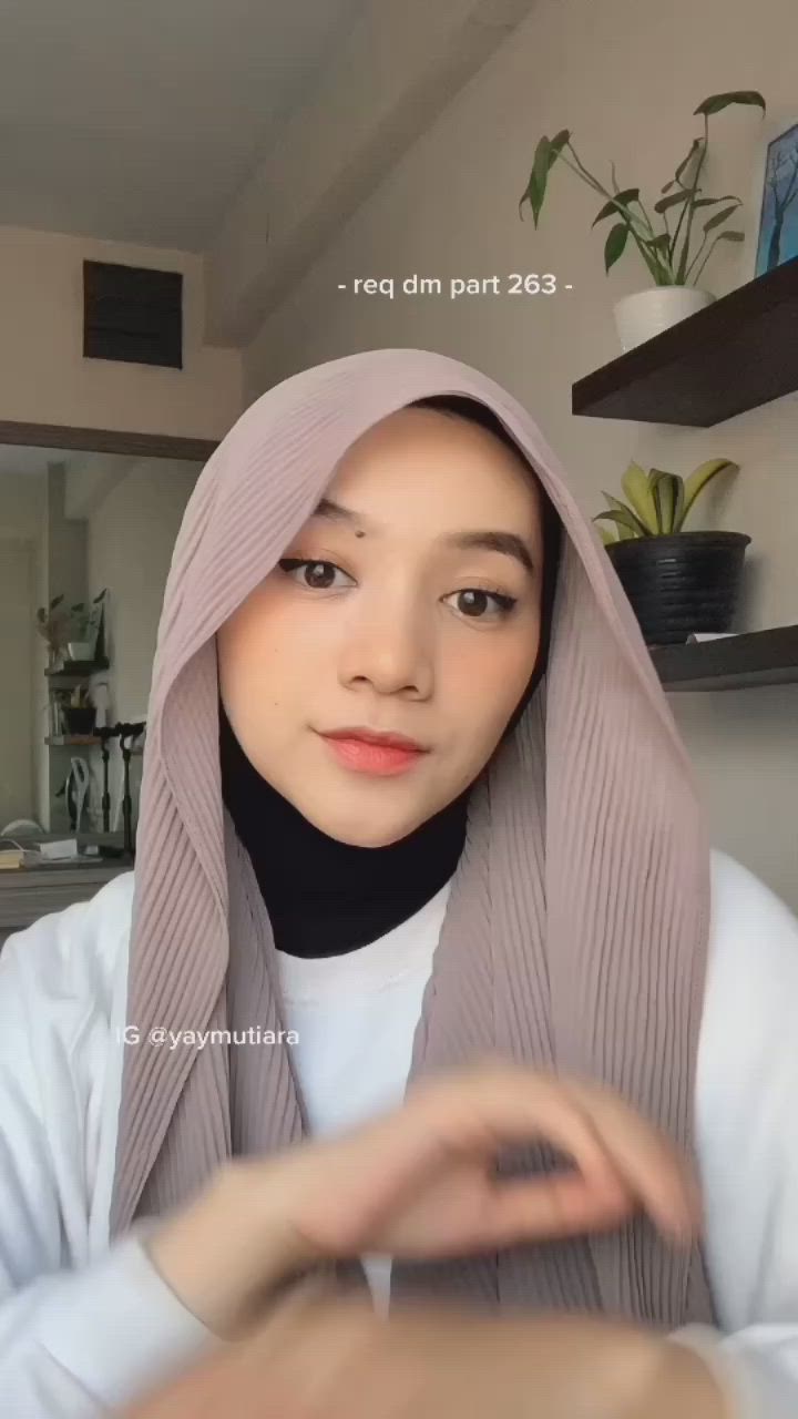 This contains an image of: Tutorial Hijab