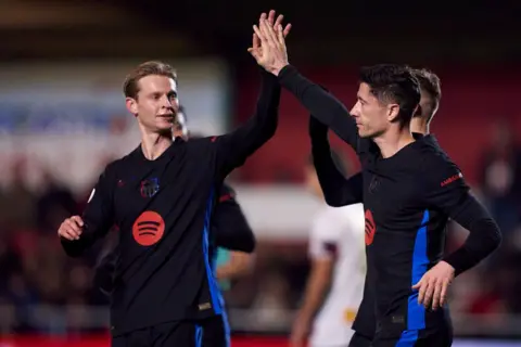 Frenkie de Jong and Robert Lewandowski high-five