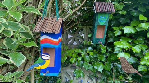 step by step guides for making bird feeders out of an orange and an empty drinks carton