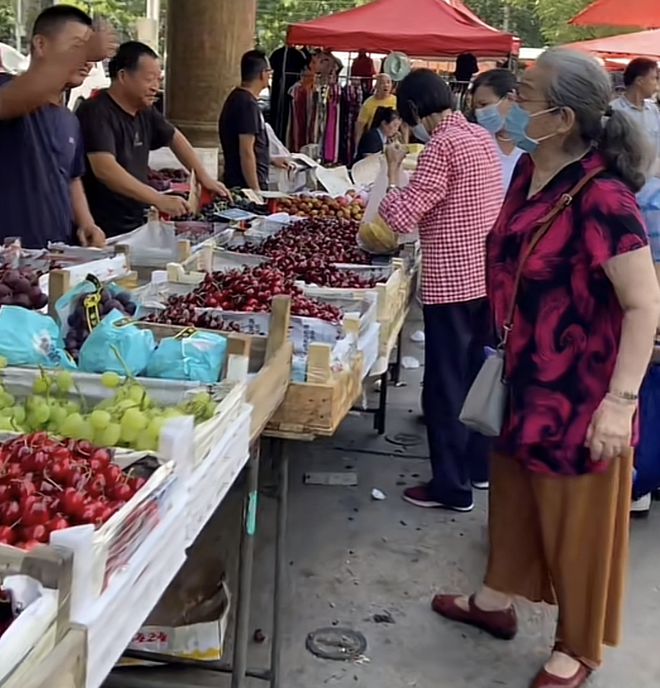 李明啟多次被見到現身街市。