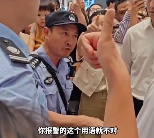 山東民警批評商場負責人亂以有人「鬧事」來報警，獲民眾大讚。影片截圖