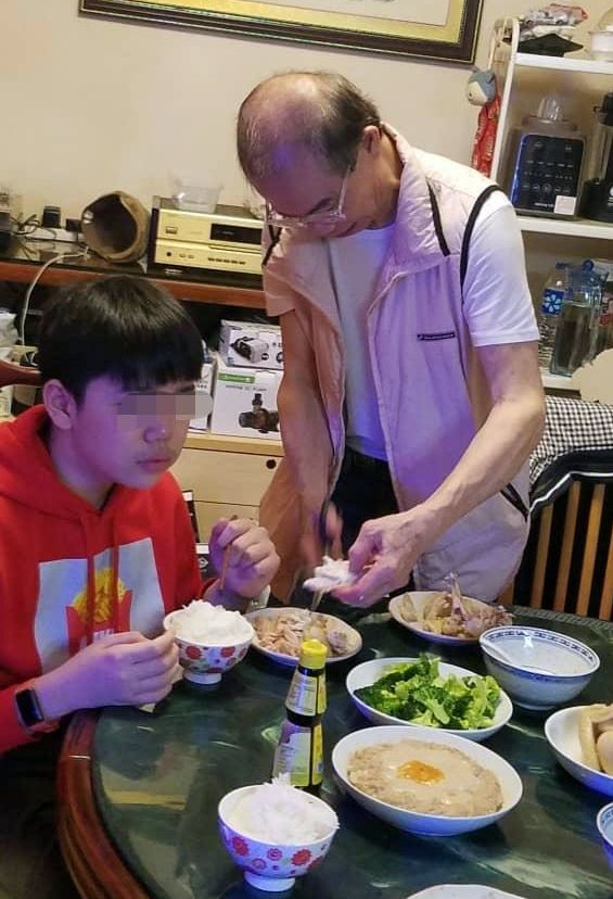 Joey得知老公偷食返港講數，梅啟明晚晚煮飯慰妻謝罪。