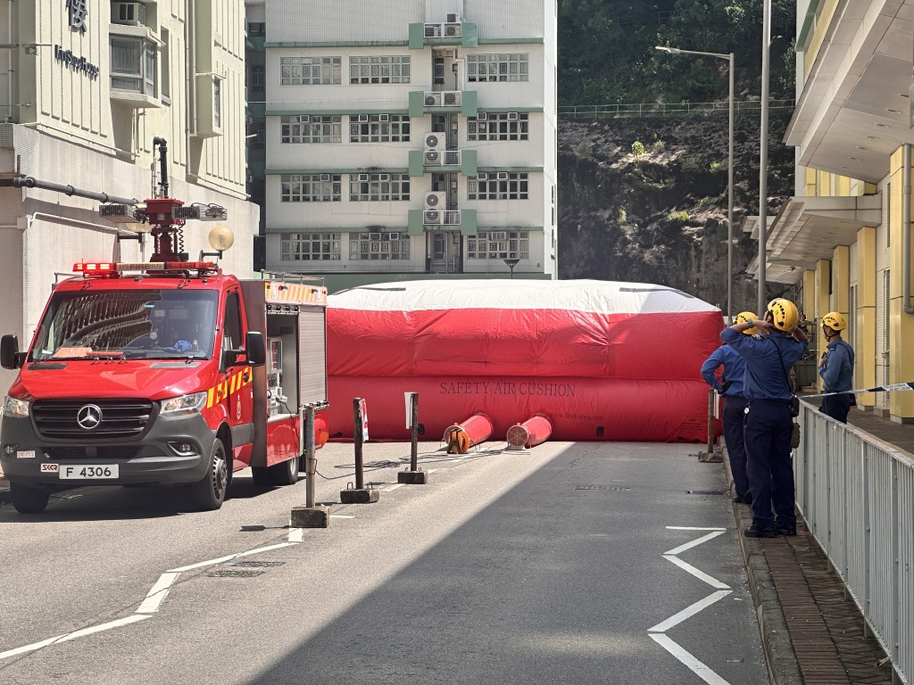 消防員開氣墊戒備。