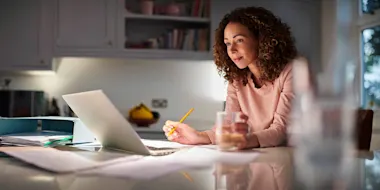 Woman writing at a laptop (© istock.com/sturti)