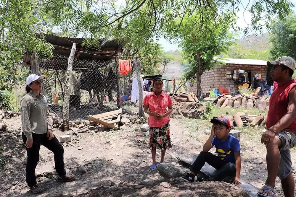 Dr Heyddy Calderon discusses water scarcity and adaptation measures with community members in the Dry Corridor of Nicaragua. (Photo by Armando Muñoz)