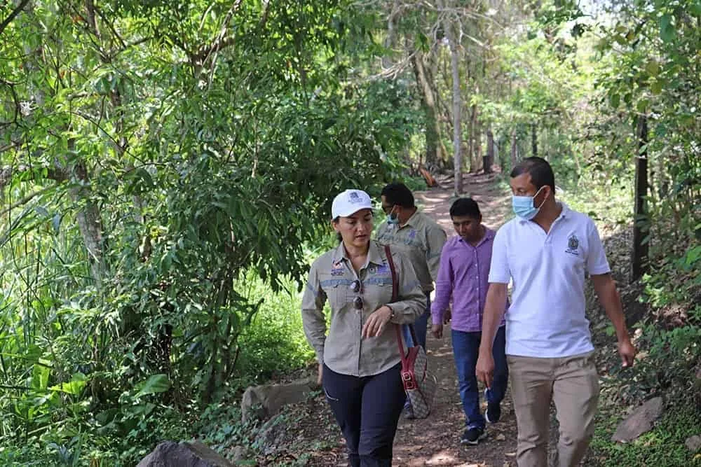 Dr Heyddy Calderon does field work with a PhD student analyzing climate adaptation measures in the Dry Corridor of Nicaragua (Photo by Armando Muñoz)