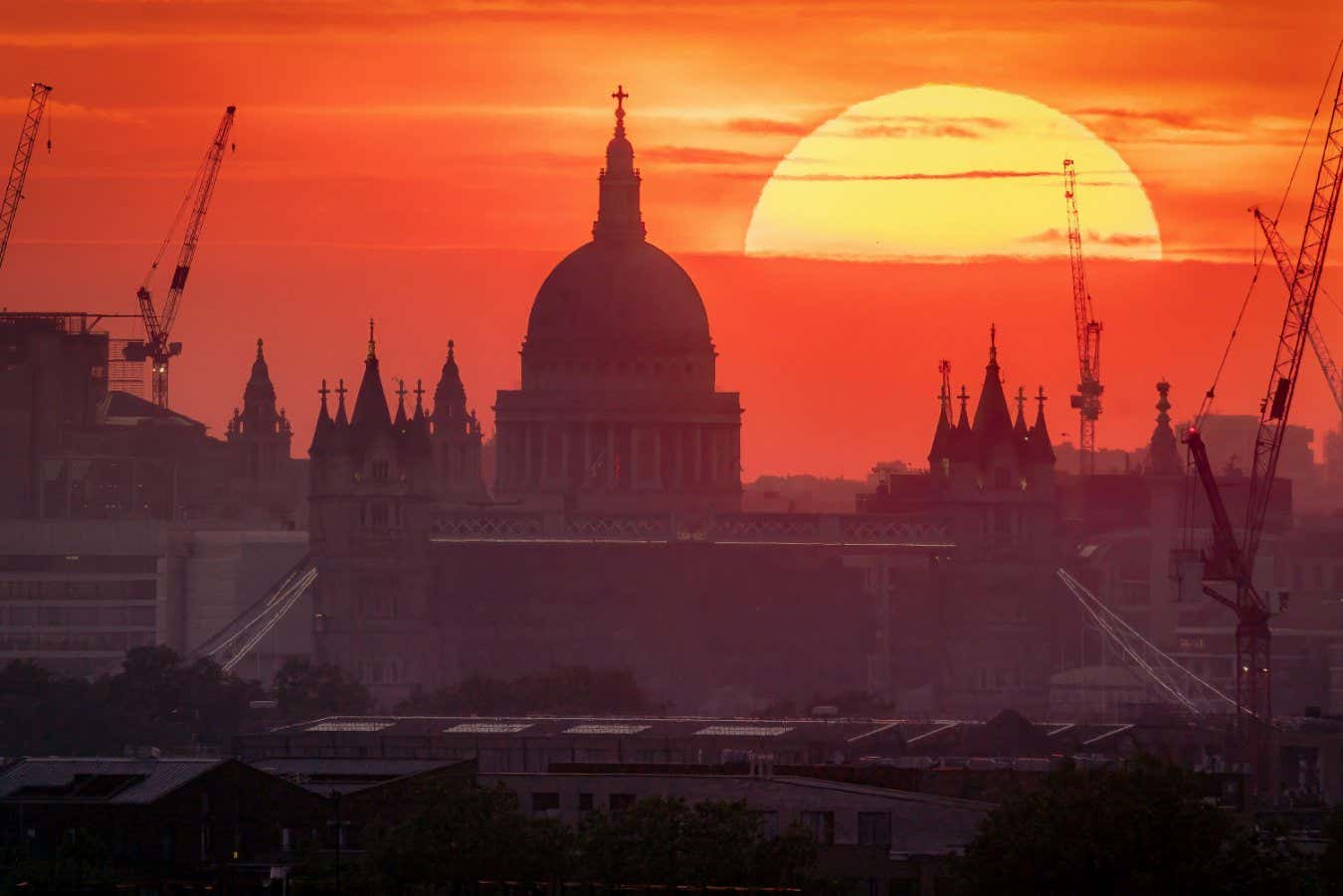 2XMXH3D London, UK. 30th July 2024. UK Weather: Heatwave sunset over St. Paul's Cathedral and Tower Bridge ends a warm Tuesday. The UK may have its hottest day of the year so far, as temperatures are expected to top 30C (86F) today. Credit: Guy Corbishley/Alamy Live News