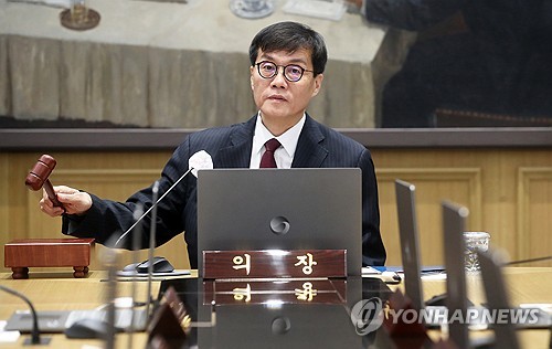 한은 총재 "8월 금리 동결, 금융 안정에 도움…자랑스러워"