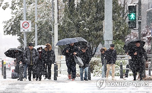 퇴근대란 본격화…'폭설 뚫어라' 서울 지하철·버스 집중배차