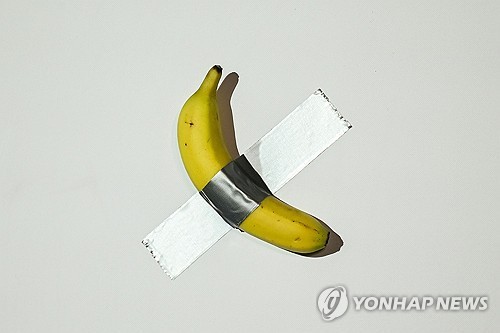 홍콩 페닌술라 호텔 벽에 붙은 바나나