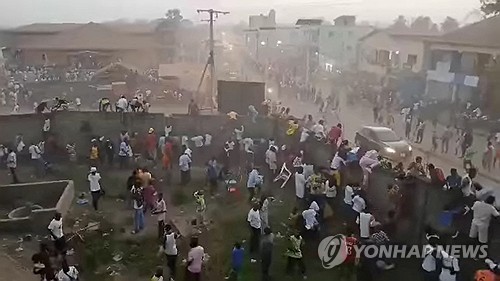 축구 판정불만에…기니 경기장 관중 충돌로 56명 사망