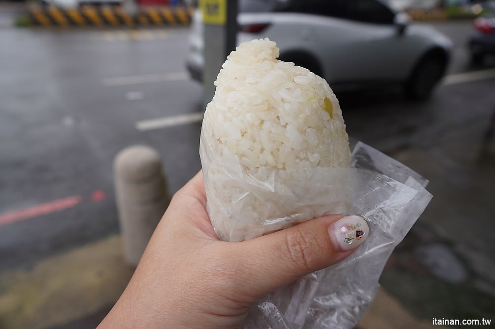 台南美食｜永康鹽行天橋下無名飯糰+無名蛋餅煎餃~一次吃兩攤，生意爆好的不起眼小攤，南應大周邊美食。