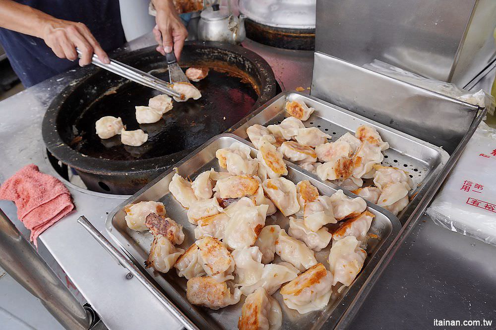 台南美食｜永康鹽行天橋下無名飯糰+無名蛋餅煎餃~一次吃兩攤，生意爆好的不起眼小攤，南應大周邊美食。