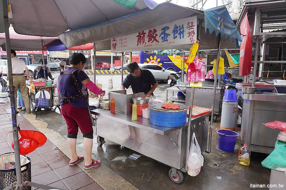 台南美食｜永康鹽行天橋下無名飯糰+無名蛋餅煎餃~一次吃兩攤，生意爆好的不起眼小攤，南應大周邊美食。