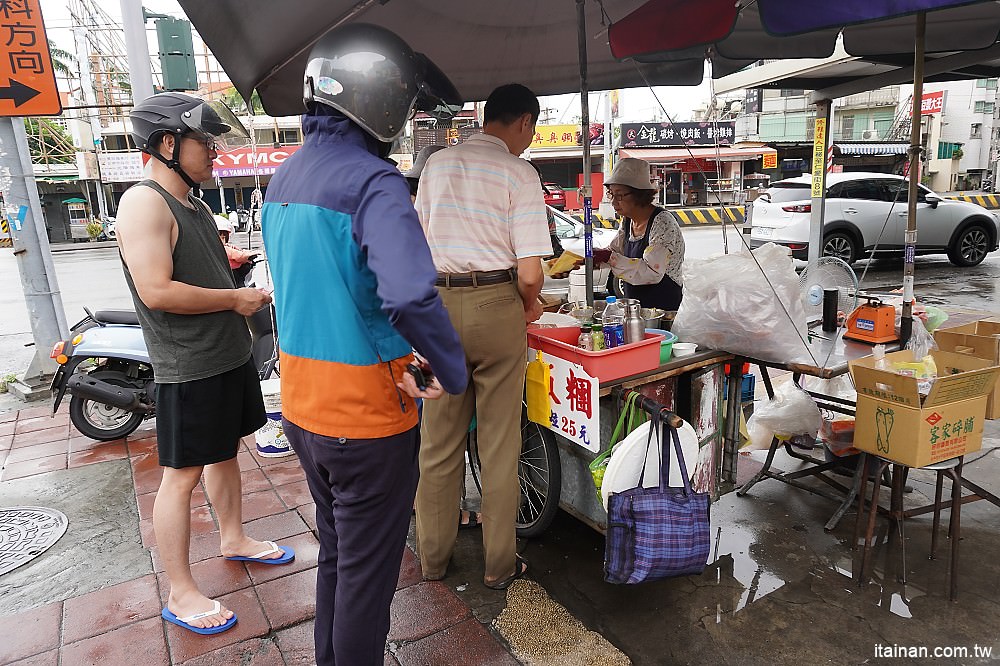 台南美食｜永康鹽行天橋下無名飯糰+無名蛋餅煎餃~一次吃兩攤，生意爆好的不起眼小攤，南應大周邊美食。