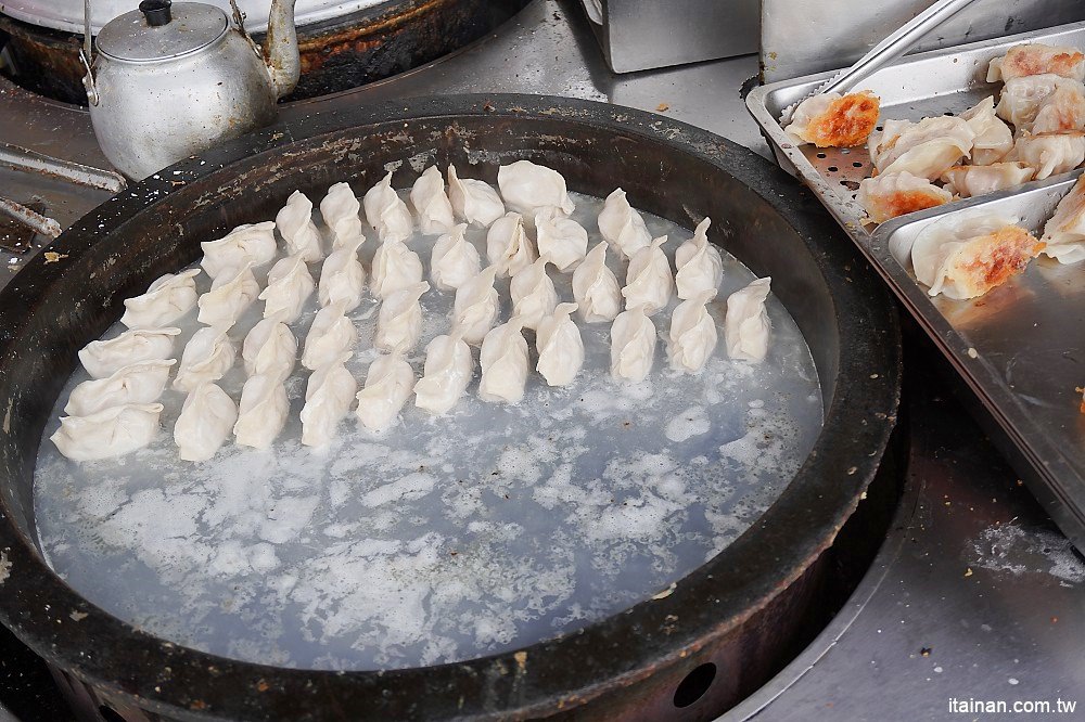 台南美食｜永康鹽行天橋下無名飯糰+無名蛋餅煎餃~一次吃兩攤，生意爆好的不起眼小攤，南應大周邊美食。