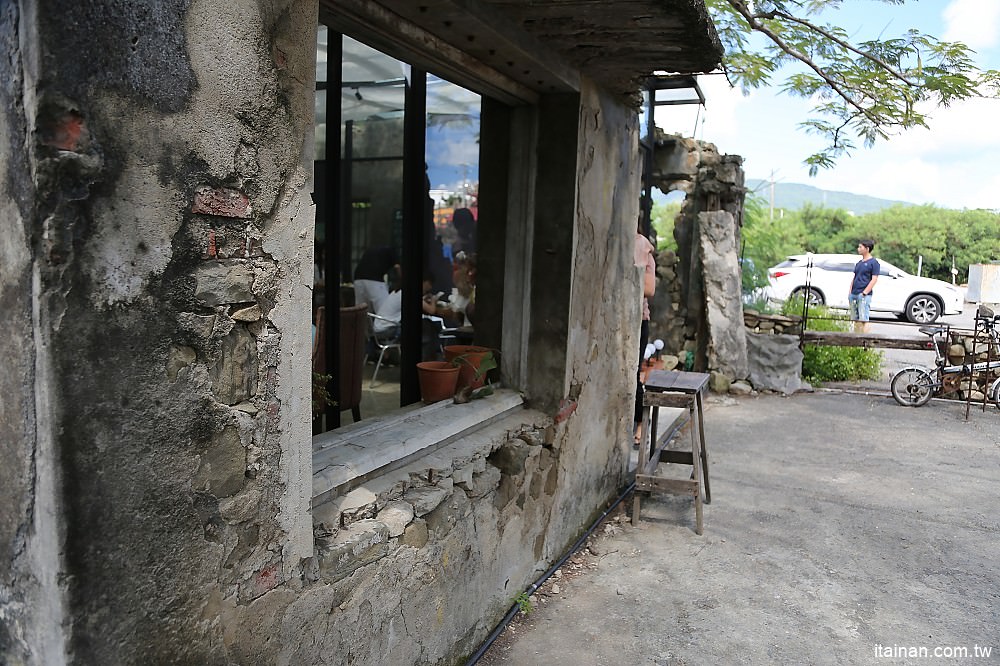 屏東旅遊景點美食｜樹夏飲事~恆春新熱門打卡點!鳳凰樹下斷垣殘壁x玻璃屋的絕美秘境!墾丁旅遊必追!