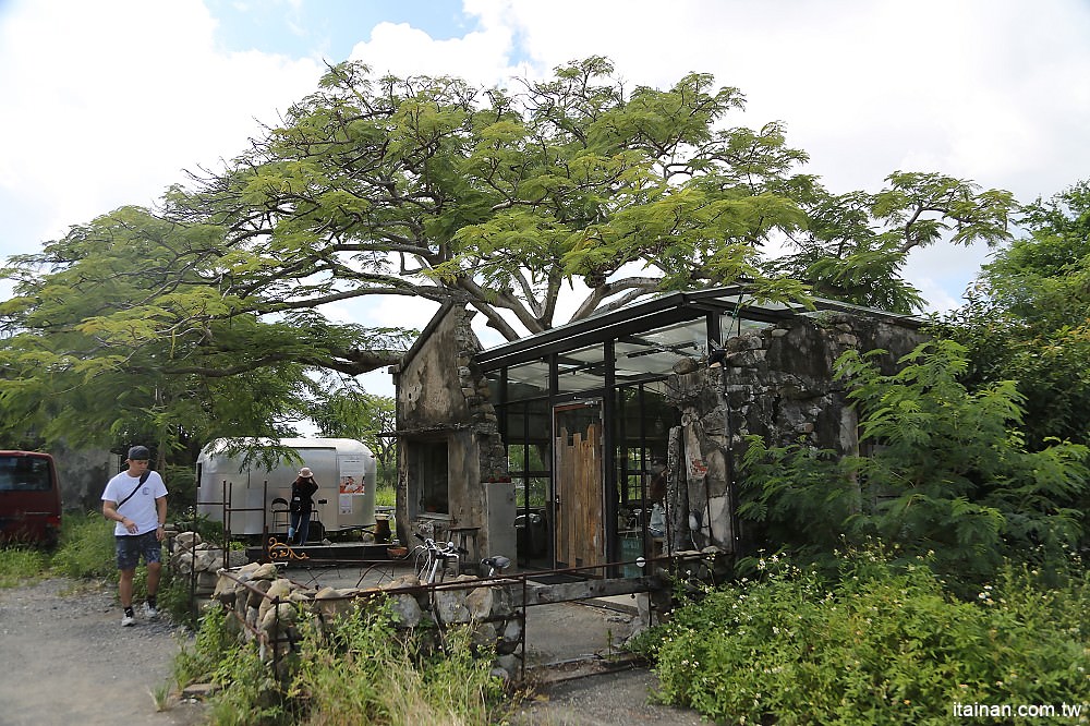 屏東旅遊景點美食｜樹夏飲事~恆春新熱門打卡點!鳳凰樹下斷垣殘壁x玻璃屋的絕美秘境!墾丁旅遊必追!