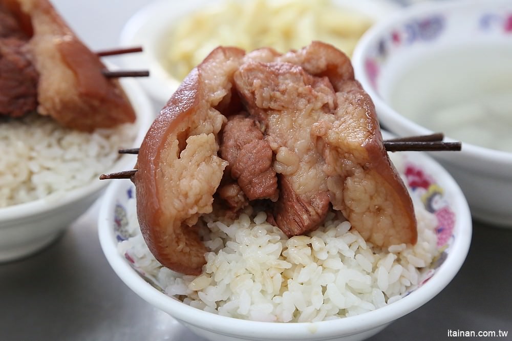 彰化美食｜魚市爌肉飯~彰化魚市場旁的超人氣爌肉飯!肥肥嫩嫩ㄟ爌肉好銷魂阿!!