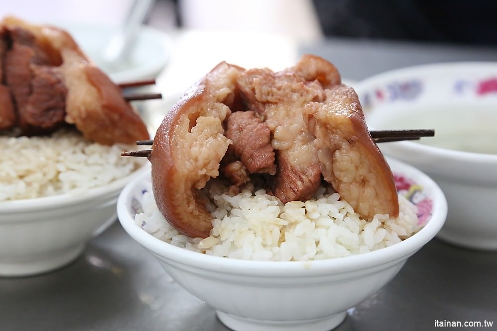 彰化美食｜魚市爌肉飯~彰化魚市場旁的超人氣爌肉飯!肥肥嫩嫩ㄟ爌肉好銷魂阿!!