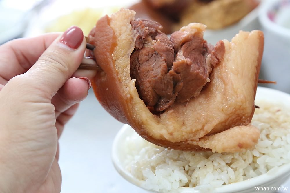 彰化美食｜魚市爌肉飯~彰化魚市場旁的超人氣爌肉飯!肥肥嫩嫩ㄟ爌肉好銷魂阿!!