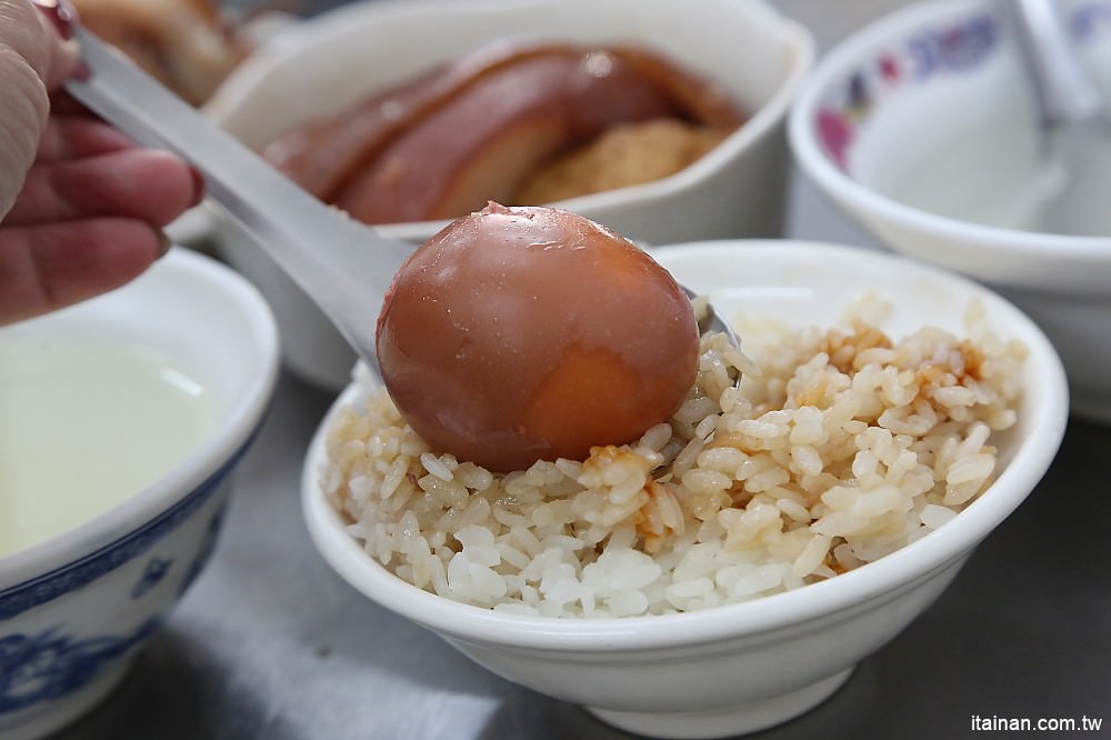 彰化美食｜魚市爌肉飯~彰化魚市場旁的超人氣爌肉飯!肥肥嫩嫩ㄟ爌肉好銷魂阿!!