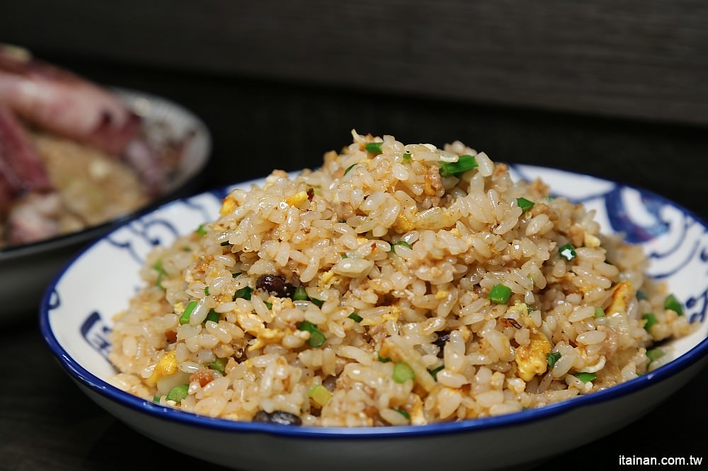 台南美食｜炒出鑊氣與台南味的火爆小卷炒飯，結合台南道地小吃炒鱔魚的厲害炒飯!『佑師-絕鼎炒飯專門店』