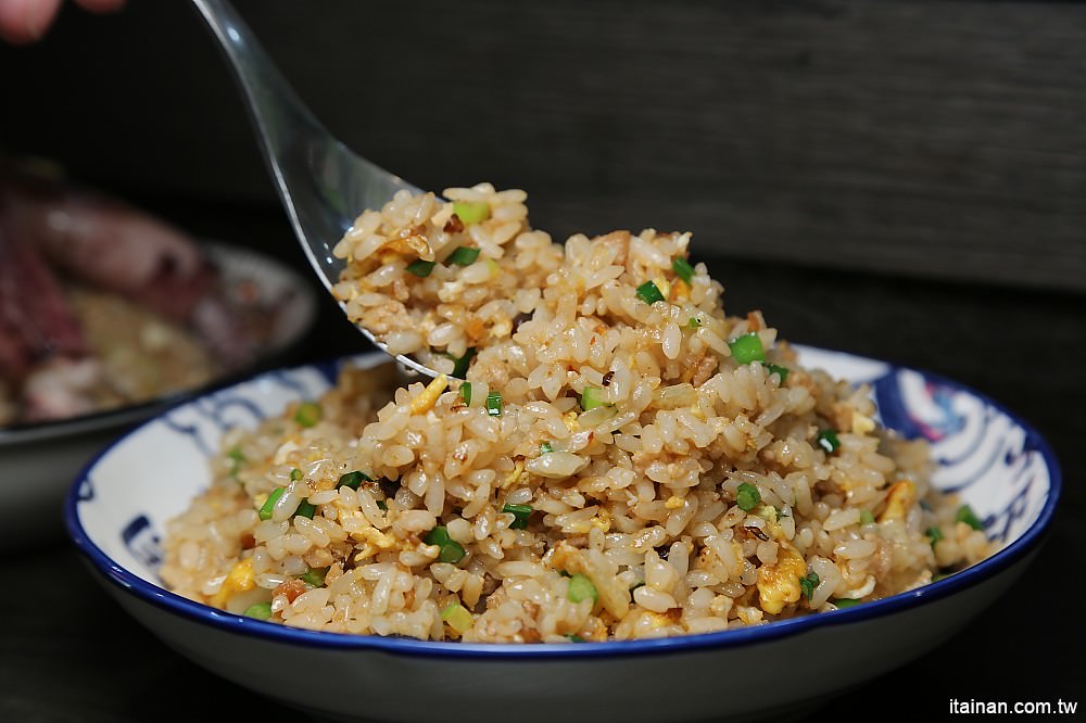 台南美食｜炒出鑊氣與台南味的火爆小卷炒飯，結合台南道地小吃炒鱔魚的厲害炒飯!『佑師-絕鼎炒飯專門店』