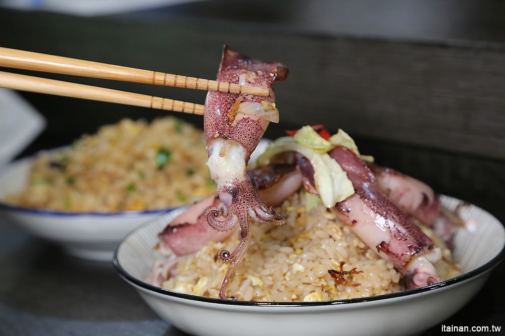 台南美食｜炒出鑊氣與台南味的火爆小卷炒飯，結合台南道地小吃炒鱔魚的厲害炒飯!『佑師-絕鼎炒飯專門店』