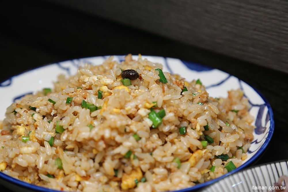 台南美食｜炒出鑊氣與台南味的火爆小卷炒飯，結合台南道地小吃炒鱔魚的厲害炒飯!『佑師-絕鼎炒飯專門店』