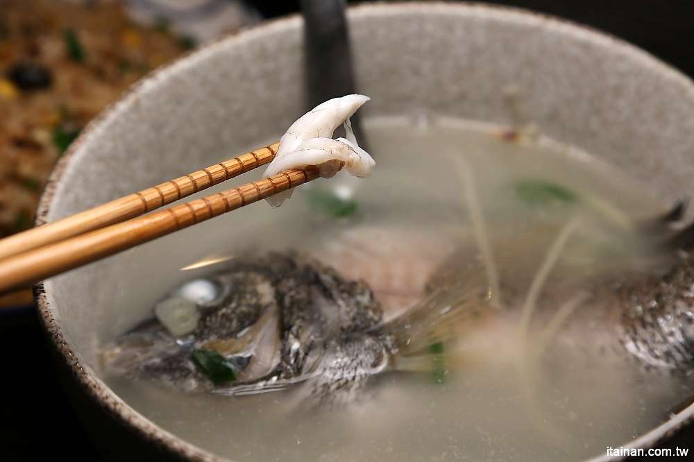 台南美食｜炒出鑊氣與台南味的火爆小卷炒飯，結合台南道地小吃炒鱔魚的厲害炒飯!『佑師-絕鼎炒飯專門店』