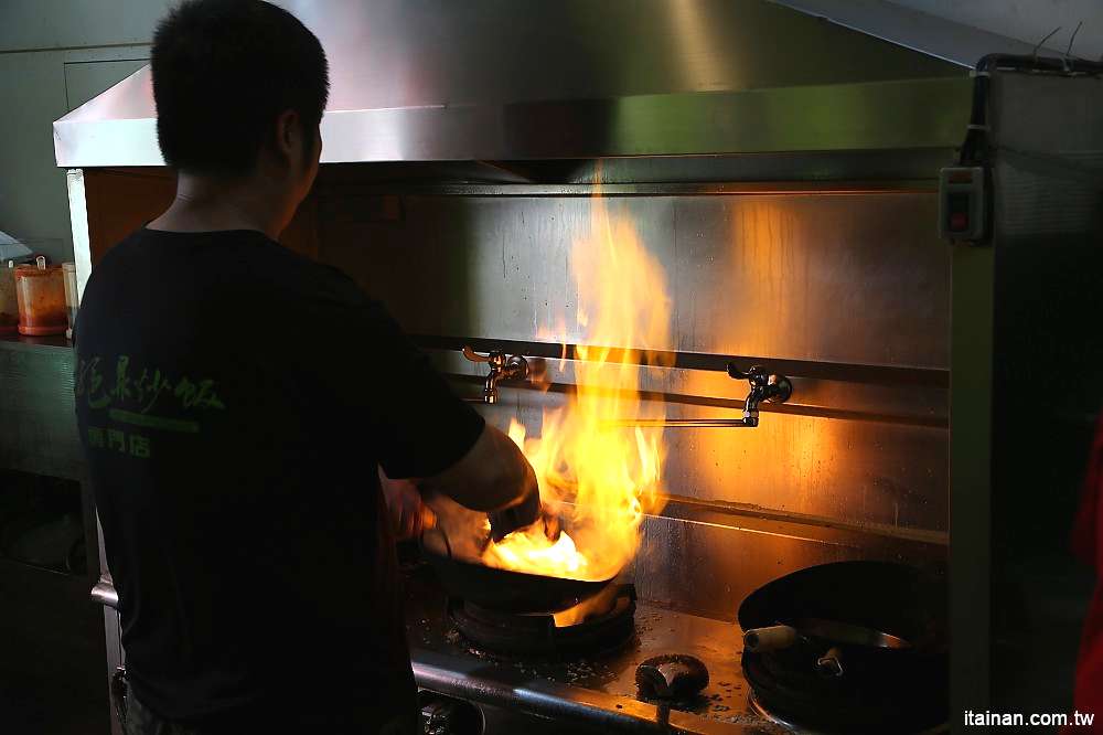 台南美食｜炒出鑊氣與台南味的火爆小卷炒飯，結合台南道地小吃炒鱔魚的厲害炒飯!『佑師-絕鼎炒飯專門店』