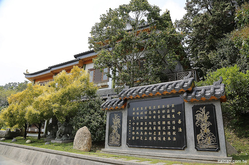 嘉義梅山鄉景點｜一秒到小說裡的山中世外桃源『巧雲小棧』、『龍王金殿』~深山中的海龍王殿，仿中國唐宋建築霸氣的金碧輝煌