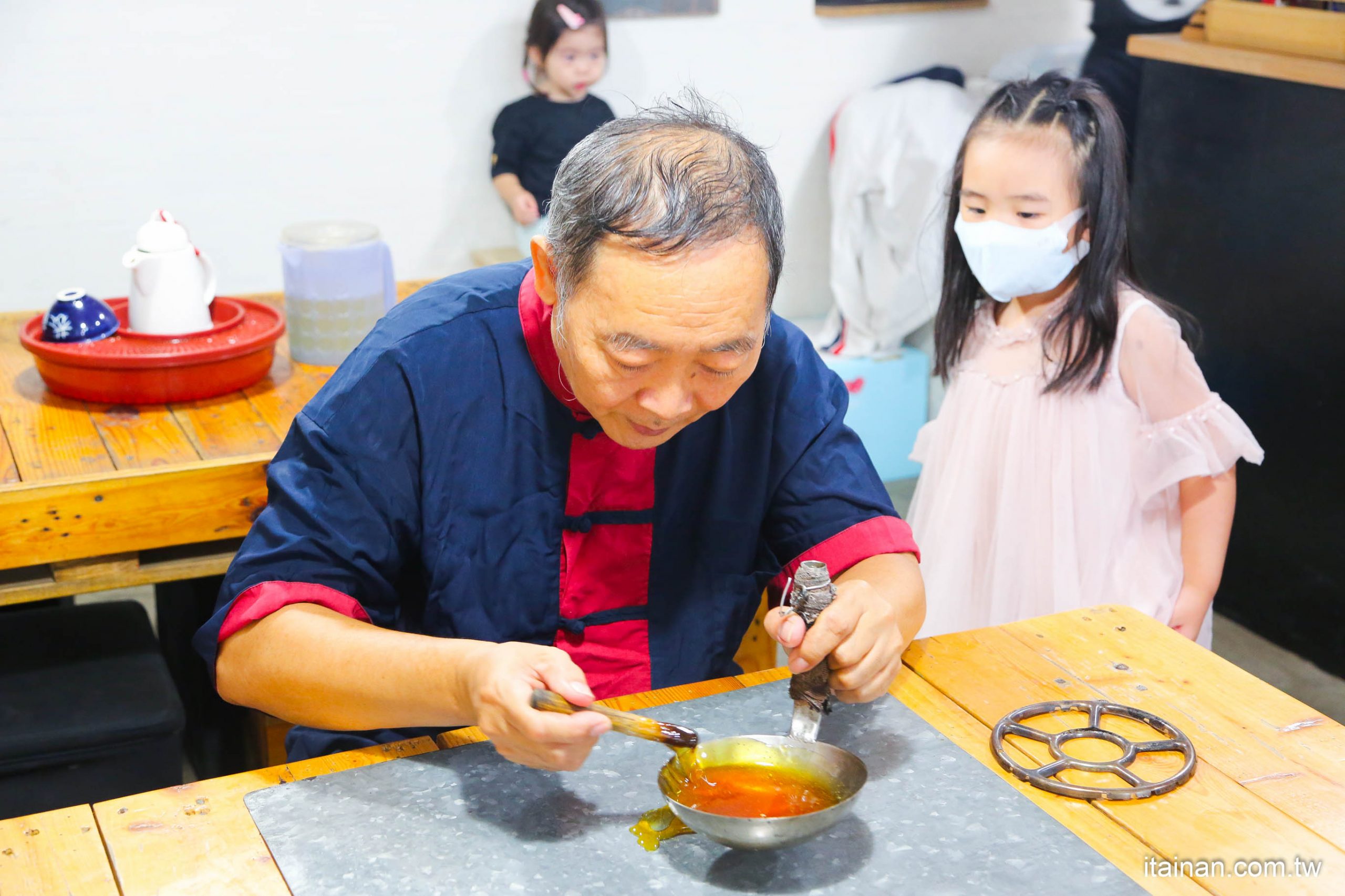 高雄旅遊景點｜旗幻山城的老派時光！不帶現金之旗山老街一日老派約會!旗山老街、特色小吃、伴手禮、旗山車站、VR體驗、手作龍鬚糖、香蕉蛋捲!