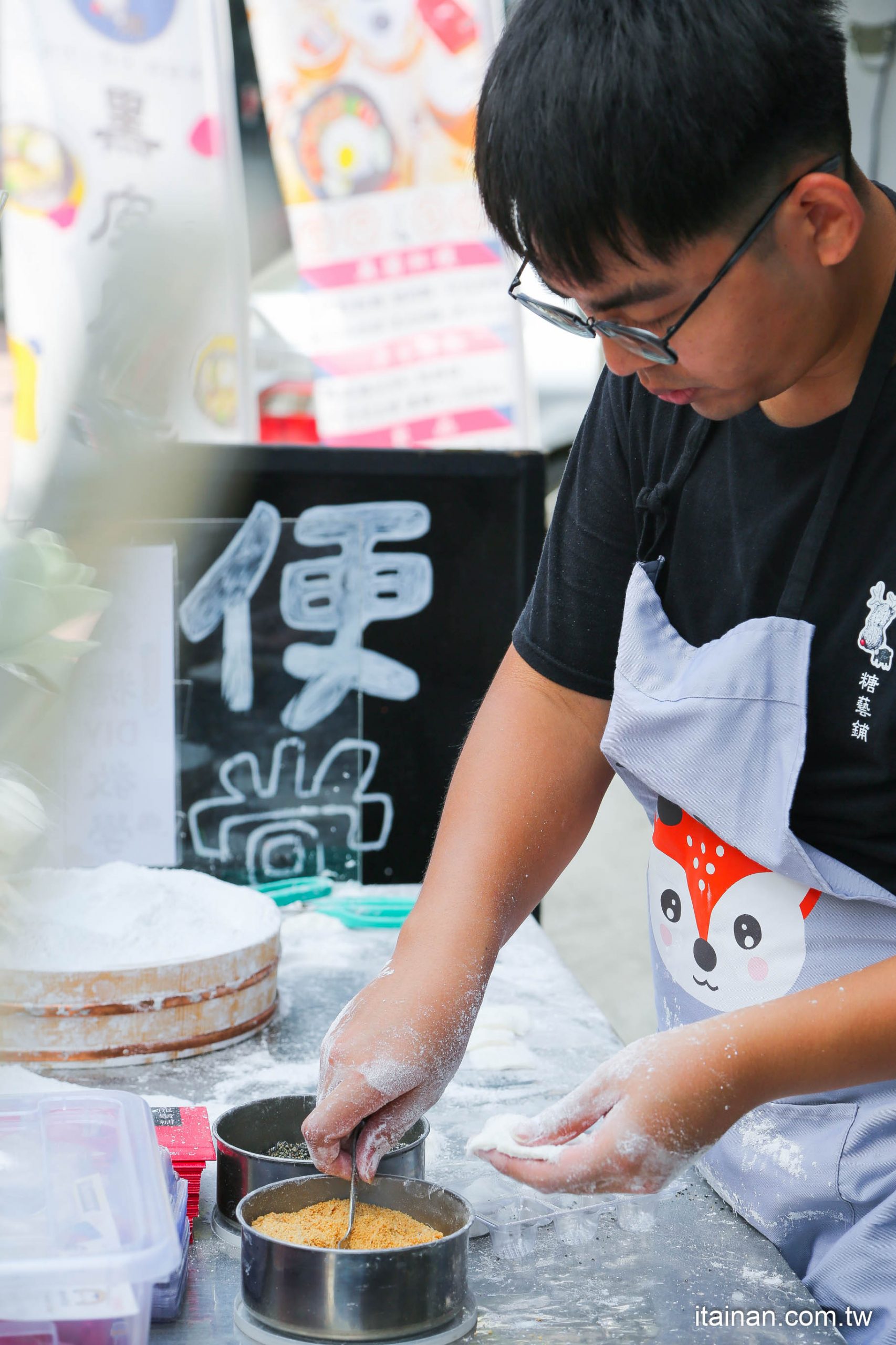 高雄旅遊景點｜旗幻山城的老派時光！不帶現金之旗山老街一日老派約會!旗山老街、特色小吃、伴手禮、旗山車站、VR體驗、手作龍鬚糖、香蕉蛋捲!