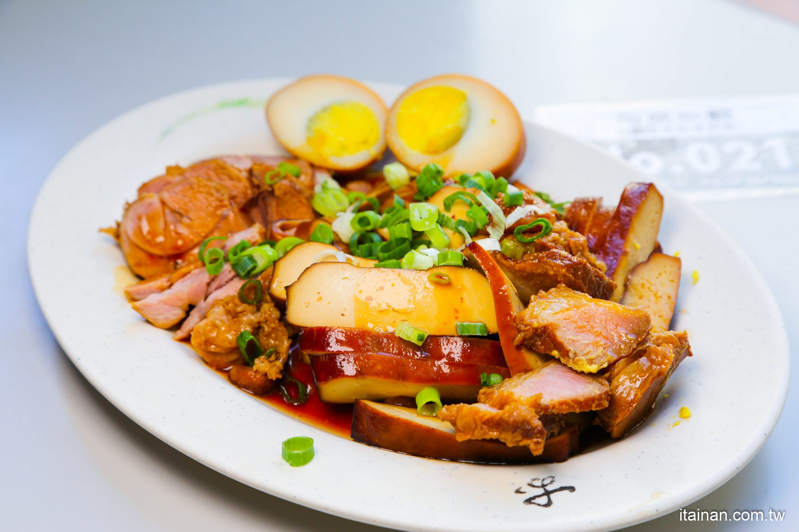 台中美食｜「南京水餃鍋貼專賣店」美村路巷子內的好味道，水餃跟鍋貼都好厲害!!一顆12元的三鮮蝦仁水餃也值得一嚐!!