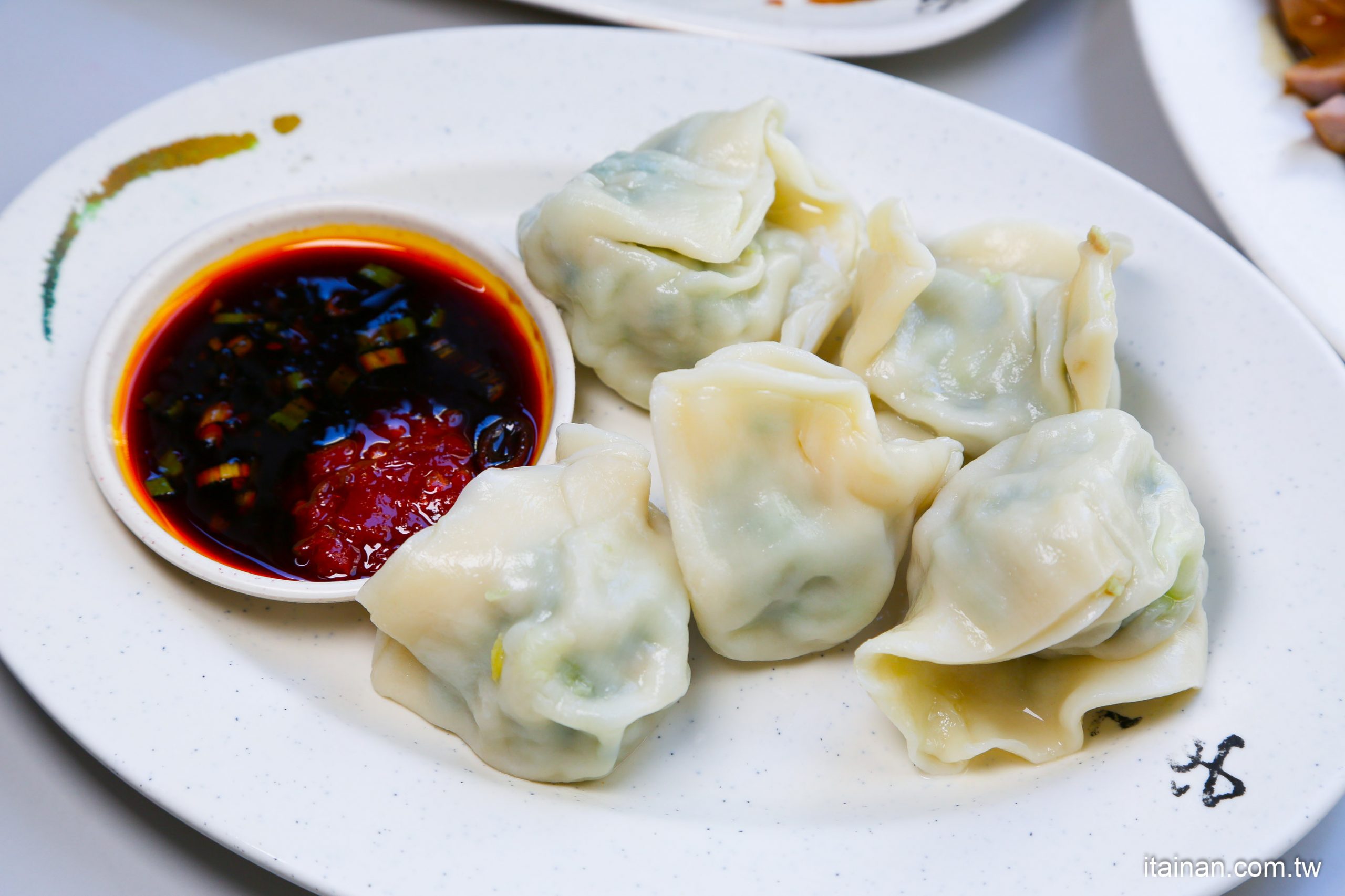 台中美食｜「南京水餃鍋貼專賣店」美村路巷子內的好味道，水餃跟鍋貼都好厲害!!一顆12元的三鮮蝦仁水餃也值得一嚐!!