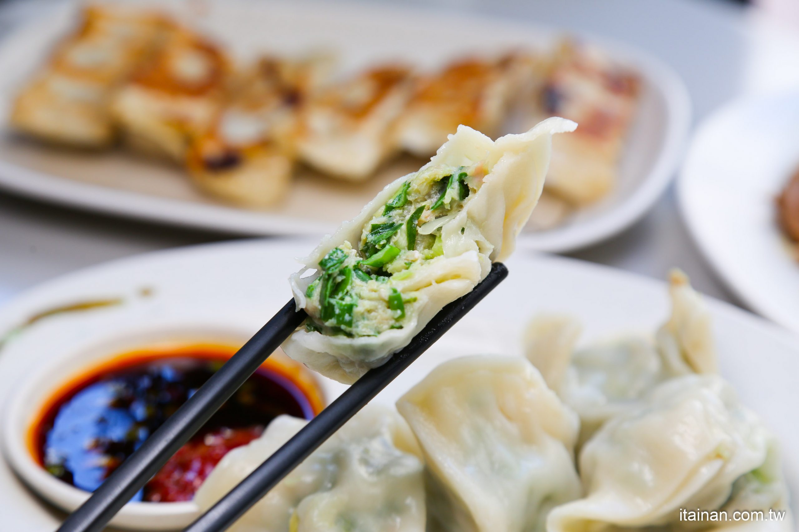 台中美食｜「南京水餃鍋貼專賣店」美村路巷子內的好味道，水餃跟鍋貼都好厲害!!一顆12元的三鮮蝦仁水餃也值得一嚐!!