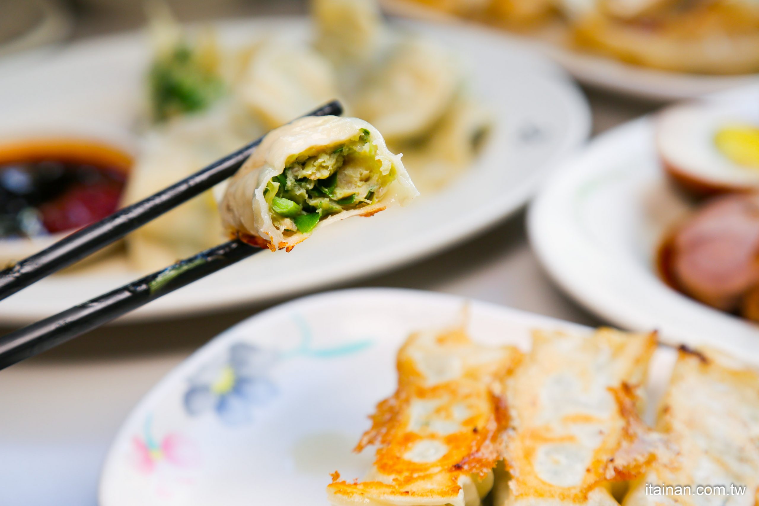 台中美食｜「南京水餃鍋貼專賣店」美村路巷子內的好味道，水餃跟鍋貼都好厲害!!一顆12元的三鮮蝦仁水餃也值得一嚐!!