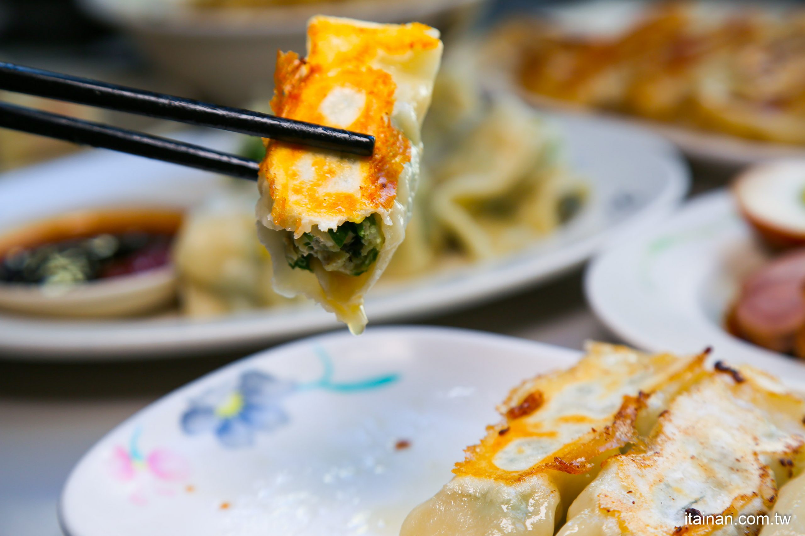 台中美食｜「南京水餃鍋貼專賣店」美村路巷子內的好味道，水餃跟鍋貼都好厲害!!一顆12元的三鮮蝦仁水餃也值得一嚐!!