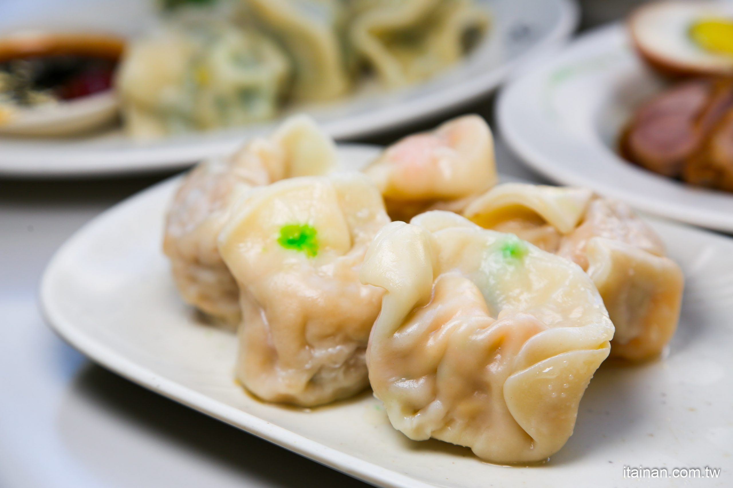 台中美食｜「南京水餃鍋貼專賣店」美村路巷子內的好味道，水餃跟鍋貼都好厲害!!一顆12元的三鮮蝦仁水餃也值得一嚐!!