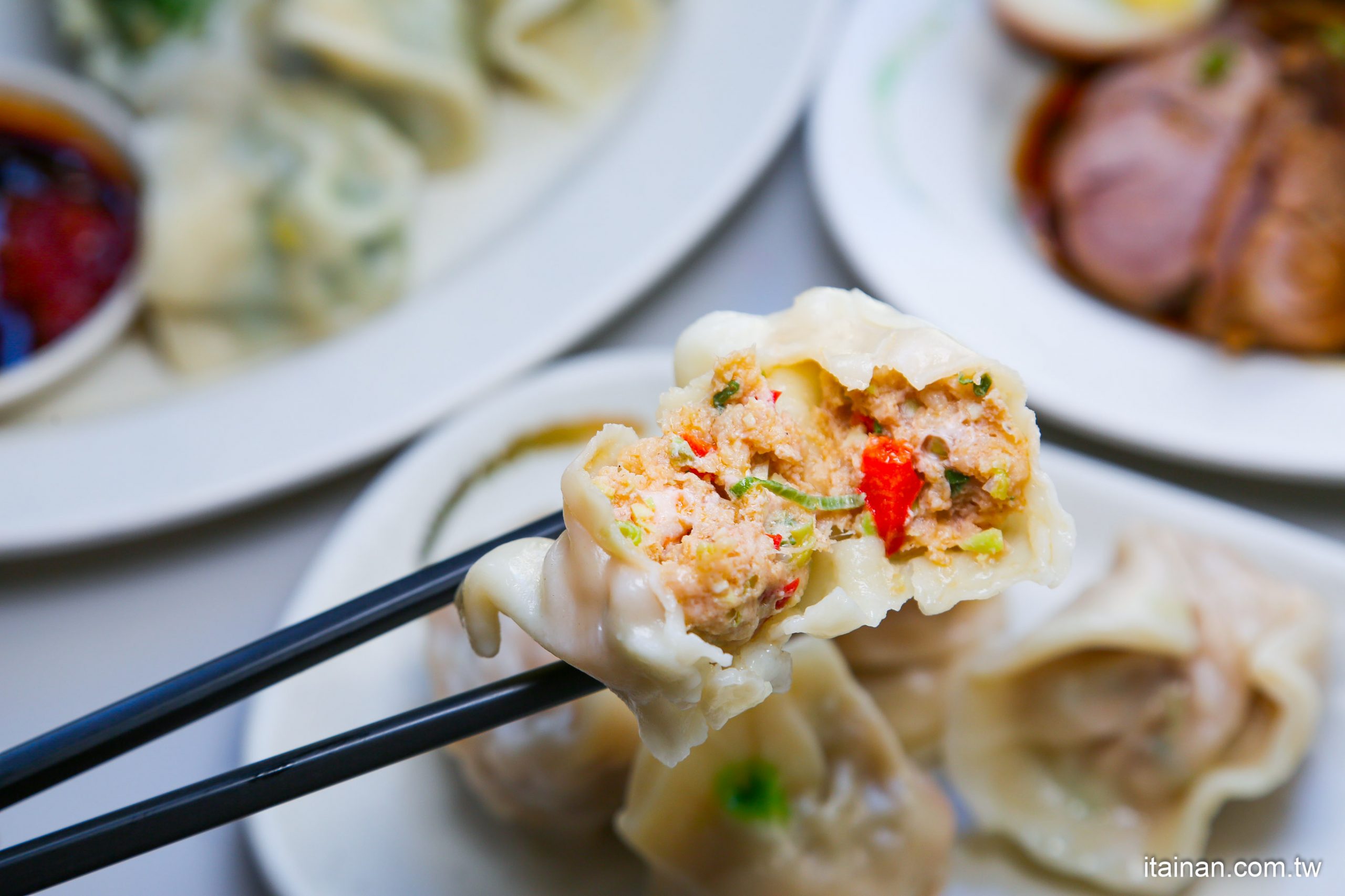 台中美食｜「南京水餃鍋貼專賣店」美村路巷子內的好味道，水餃跟鍋貼都好厲害!!一顆12元的三鮮蝦仁水餃也值得一嚐!!