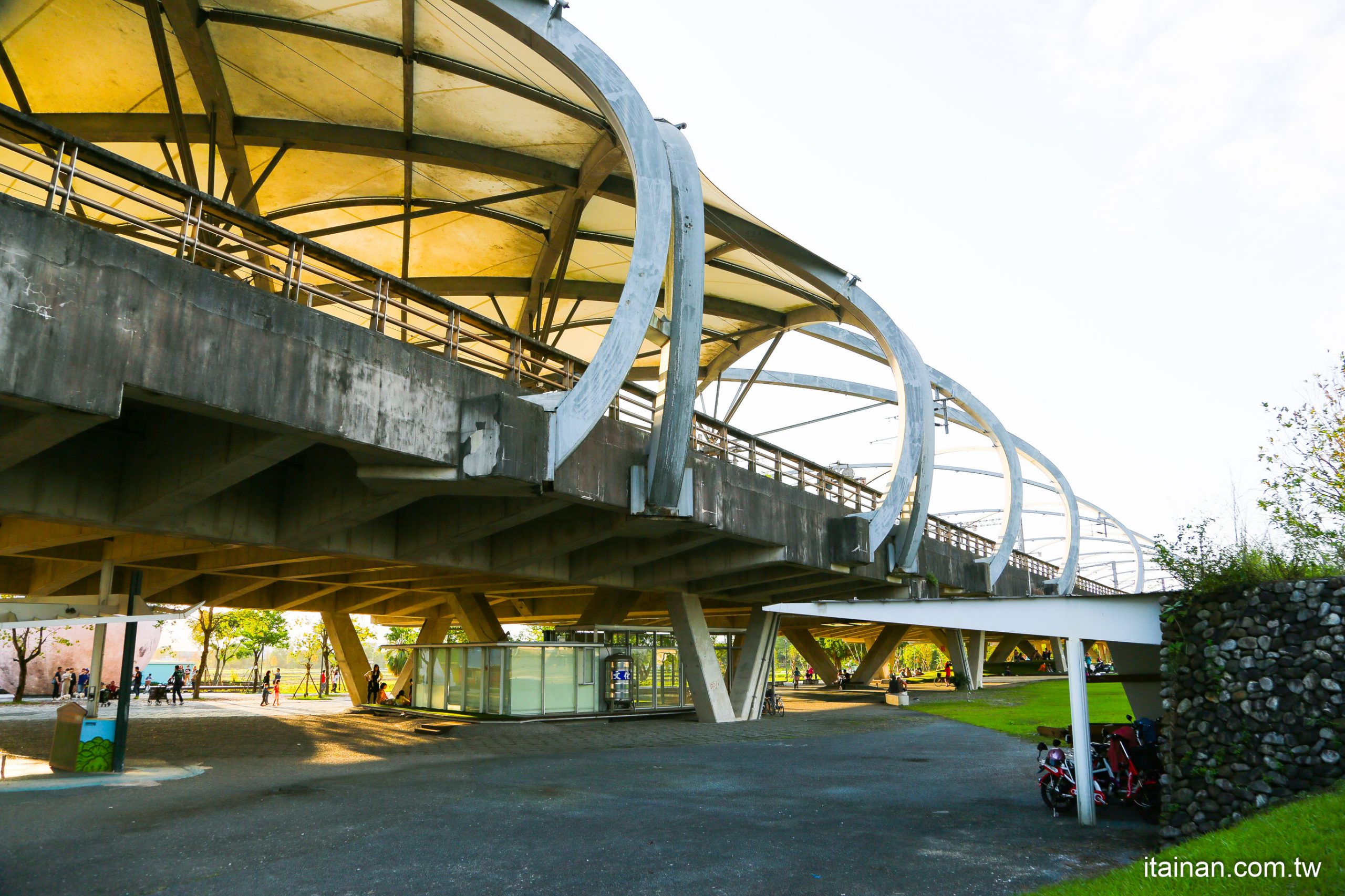 宜蘭旅遊景點｜帶我去月球!全台灣最美的瓜棚車站「宜蘭冬山車站」站前小廣場，10m高的月球裝置藝術還有可愛月兔陪你玩、彩虹屋、溜滑梯，免費景點!近冬山老街與冬山河生態綠舟