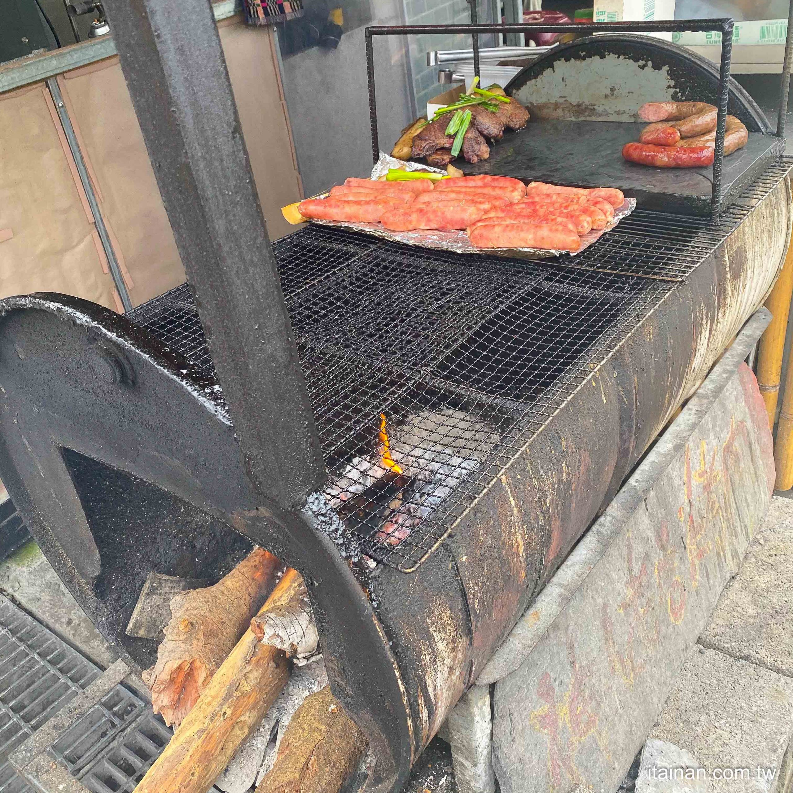 屏東霧台美食｜來月亮部落玩!!食尚玩家也推薦的霧台原住美食小米甜甜圈「黑妞の店」(黑妞的店)