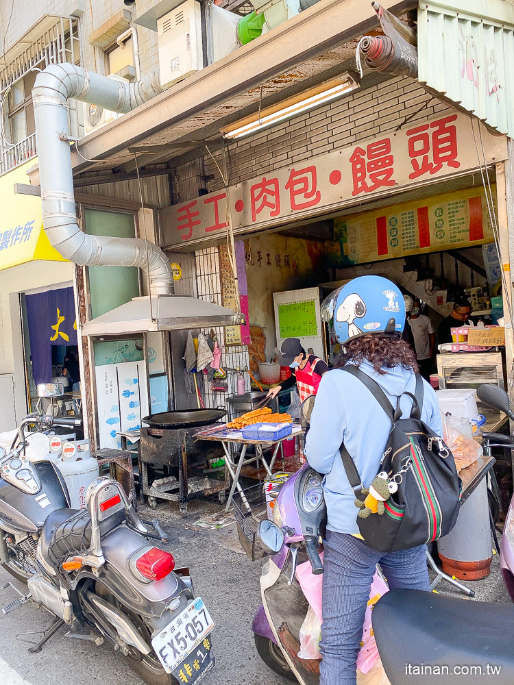 飄香超過一甲子的油炸鬼!台南這家油條超熱門，晚來吃不到「府連東路37號手工肉包饅頭」｜府連東路無名早點｜台南早餐推薦｜燒餅油條