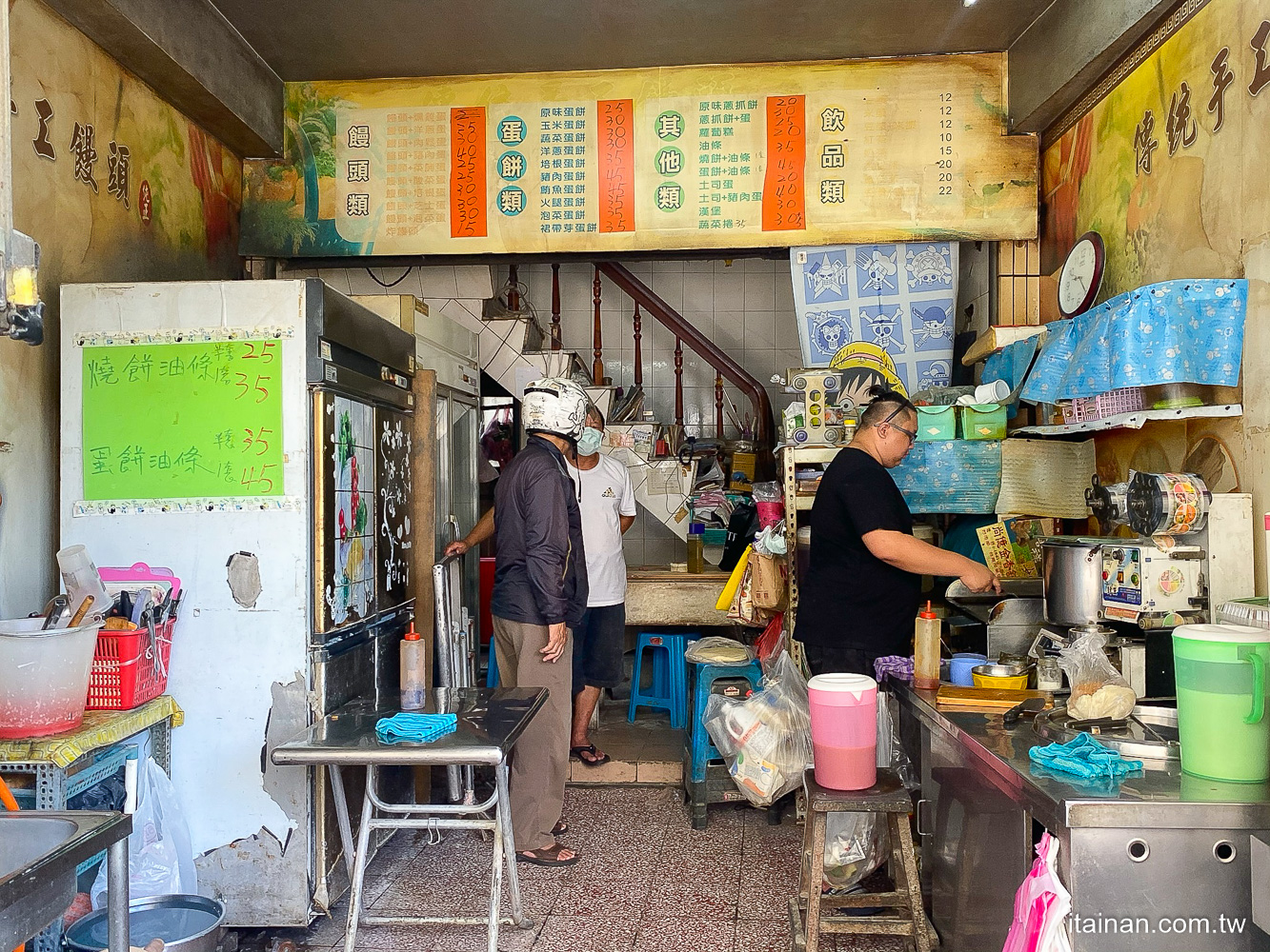 飄香超過一甲子的油炸鬼!台南這家油條超熱門，晚來吃不到「府連東路37號手工肉包饅頭」｜府連東路無名早點｜台南早餐推薦｜燒餅油條