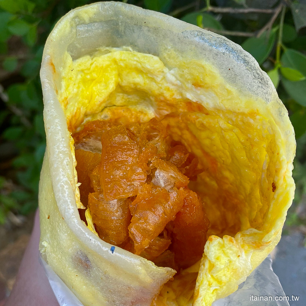 飄香超過一甲子的油炸鬼!台南這家油條超熱門，晚來吃不到「府連東路37號手工肉包饅頭」｜府連東路無名早點｜台南早餐推薦｜燒餅油條